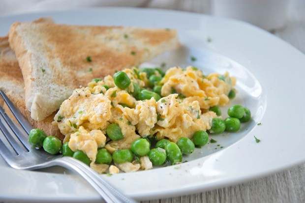 Eierspeise mit Erbsen und Zwiebeln