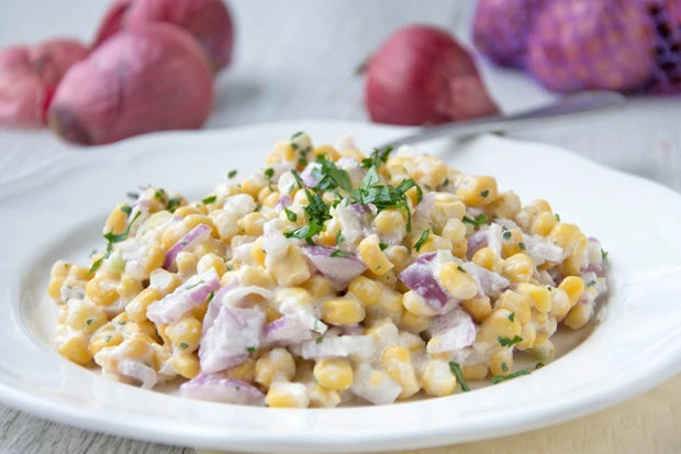 Maissalat mit Sauerrahmdressing und rotem Zwiebel