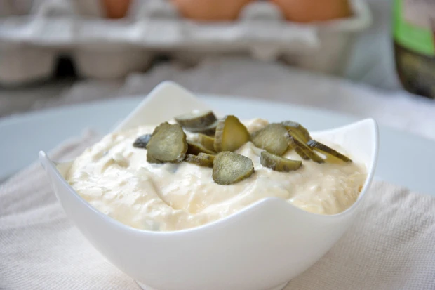 Rahmsauce mit Ei und Cornichons
