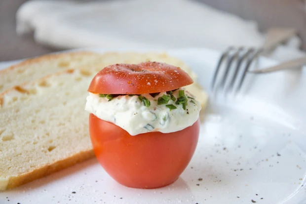 Tomaten gef&uuml;llt mit Schnittlauch-Knoblauch-Topfen