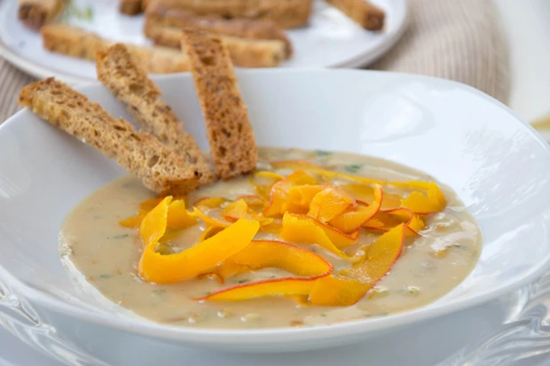Kartoffelsuppe mit Gem&uuml;sestreifen