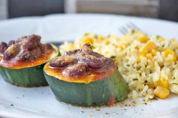 Gef&uuml;llte Zucchini mit roten Bohnen