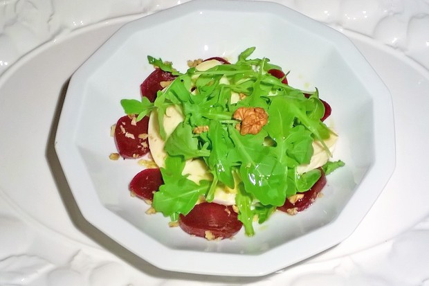 Rote Rüben mit Rucola, Walnüssen und Mozzarella
