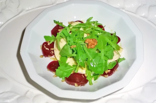 Rote R&uuml;ben mit Rucola, Waln&uuml;ssen und Mozzarella