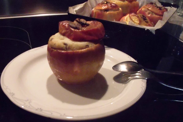 Gef&uuml;llter Bratapfel mit Grie&szlig;