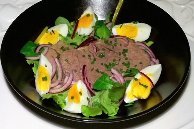 Rindfleisch-Eisalat mit rotem Zwiebel
