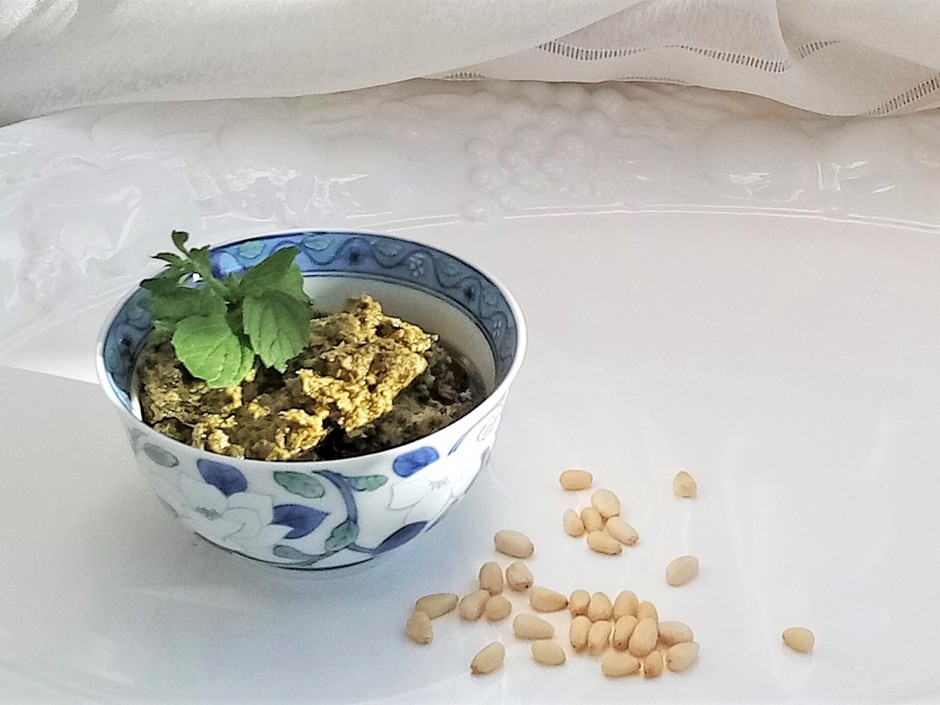 Zitronenmelissen-Pesto mit Stangenpfeffer
