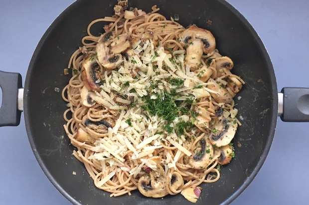 Vollkornspaghetti mit Champignon-Rahmsauce