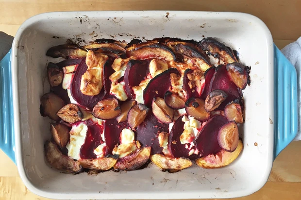 Gratiniertes Caprese mit Roten R&uuml;ben, Feta und Zwetschgen