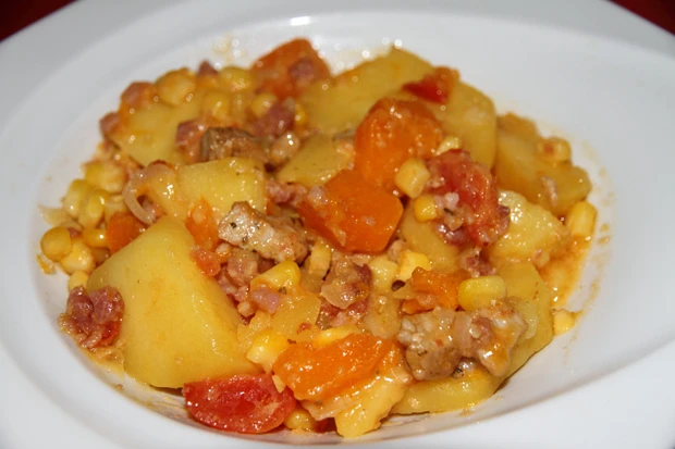 Kartoffel-Pfanne mit K&uuml;rbis, Mais und Schweinegeschnetzeltem