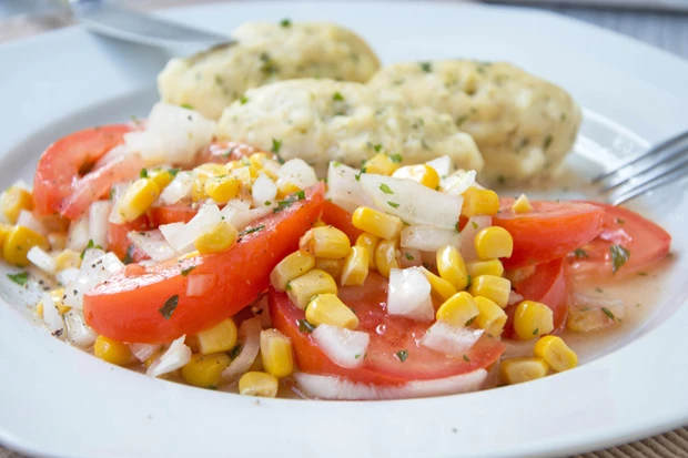 Tomaten - Mais - Salat mit Feta
