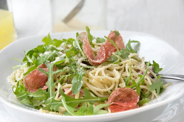 Spaghetti - Salat mit Salami und Rucola