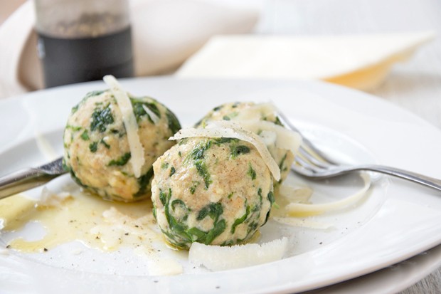 Spinatknödel mit Parmesanspänen