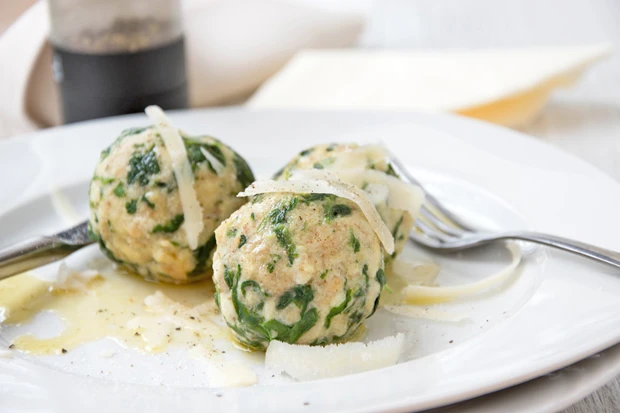Spinatkn&ouml;del mit Parmesansp&auml;nen
