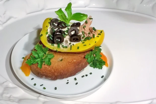 Thunfischaufstrich mit schwarzen Oliven im gelben Paprika