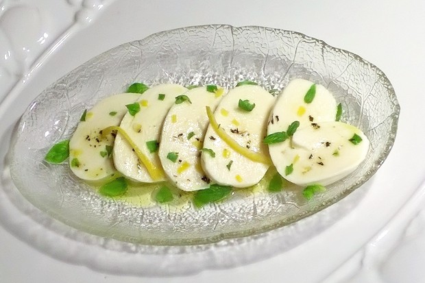 Mozzarella mit Zitronenbasilikum