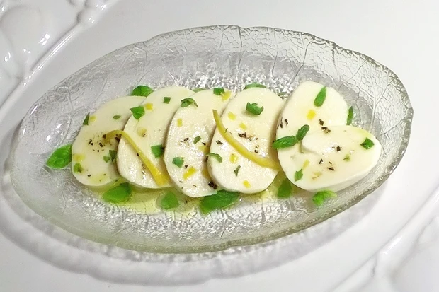 Mozzarella mit Zitronenbasilikum