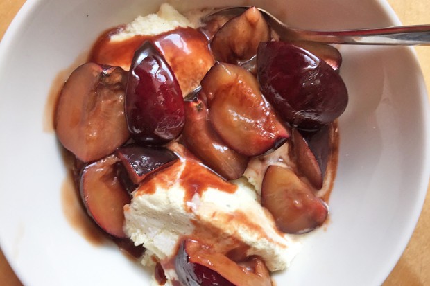 Karamellisierte Zwetschgen mit Vanilleeis