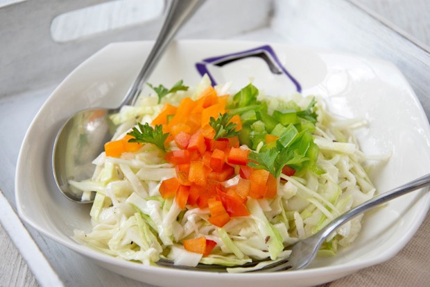 Krautsalat mit bunten Paprikawürfeln
