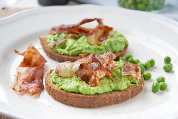 Erbsenaufstrich mit Parmesan und Speck