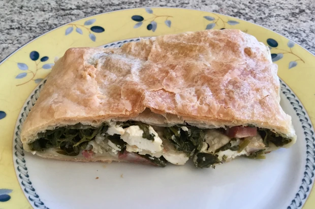 Spinatstrudel mit Feta und Speck