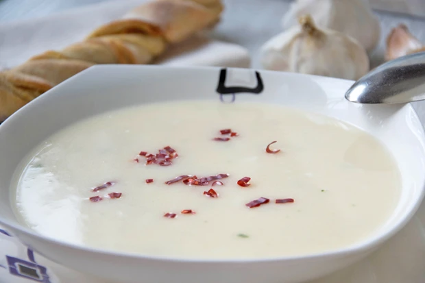 Knoblauchsuppe mit Chili