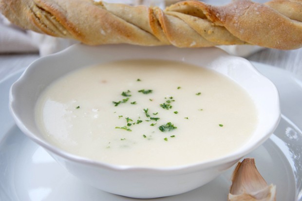 Knoblauchsuppe mit Weißwein