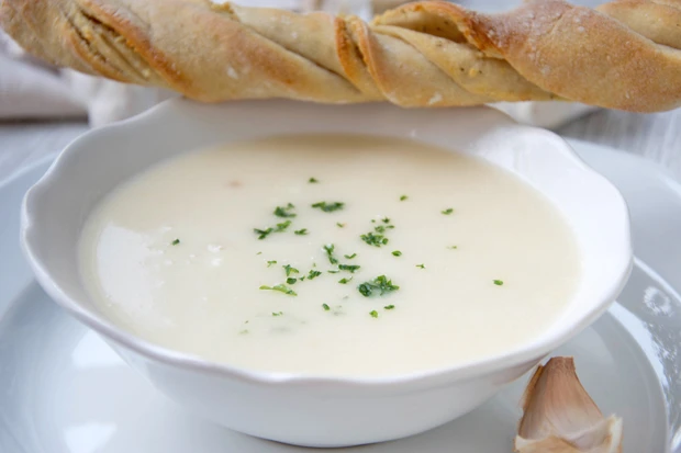 Knoblauchsuppe mit Weißwein