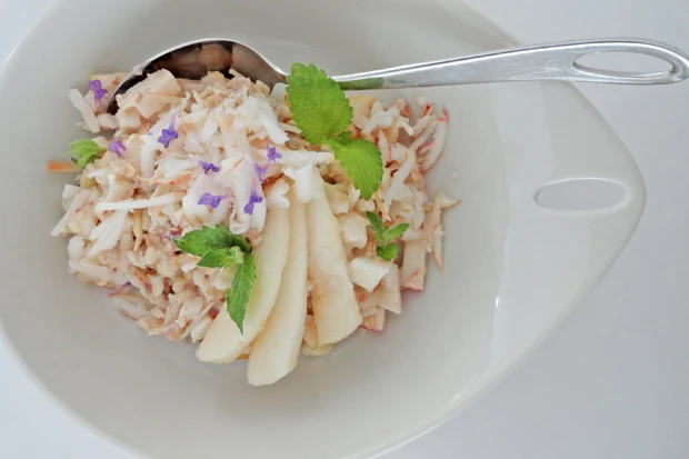 Apfel-Birnenm&uuml;sli mit essbaren Bl&uuml;ten