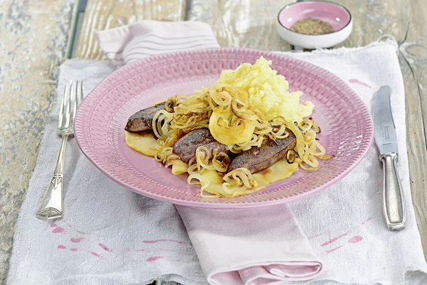 Leber mit &Auml;pfeln, Zwiebeln und P&uuml;ree