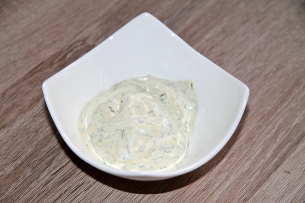 Cremiger Kr&auml;uterdip mit Honig - Senf - Note