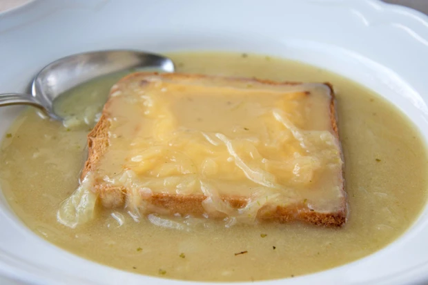 Zwiebelsuppe mit Thymian