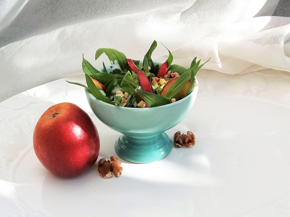 Spitzwegerich-Apfel-Salat