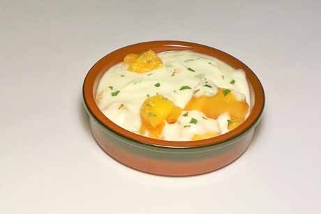 Kaki mit Zitronenmelissenjoghurt