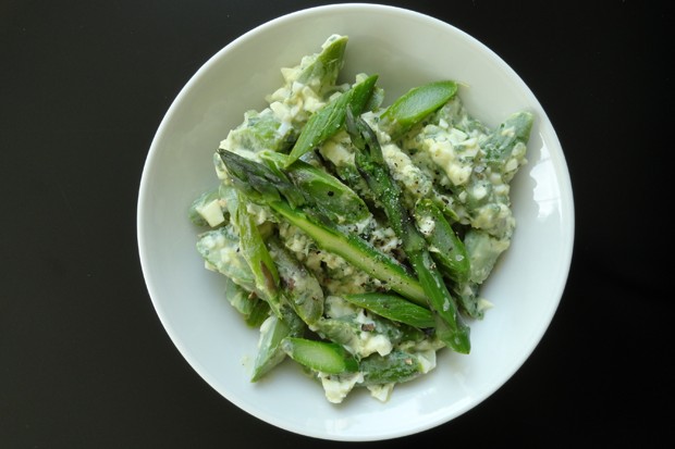 Spargelsalat mit Ei