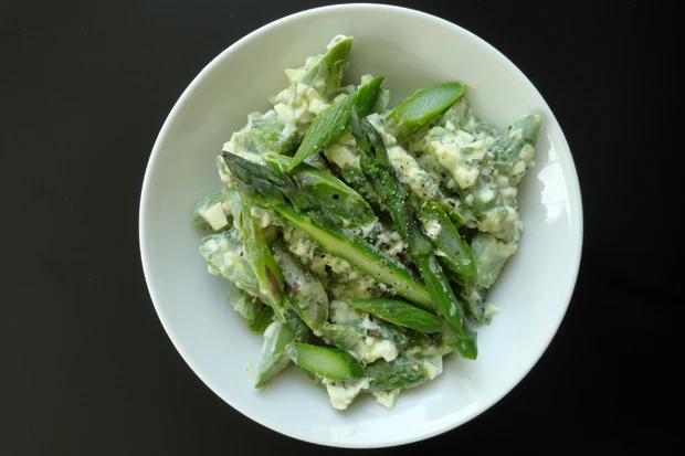 Spargelsalat mit Ei