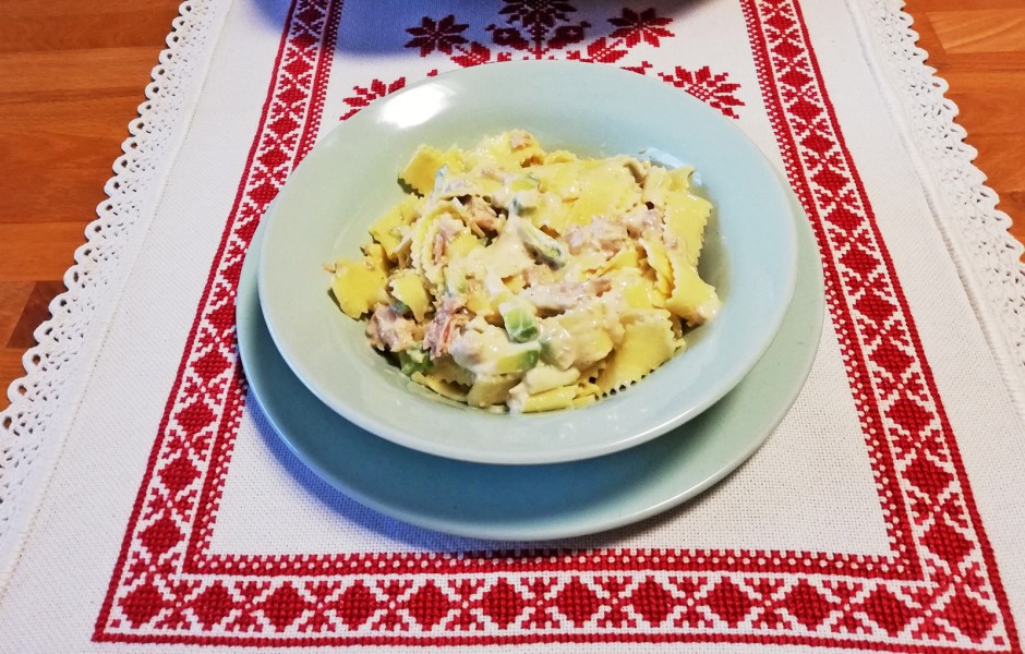 Pasta mit Avocado, Mayonnaise und Thunfisch