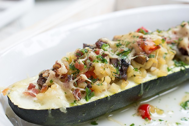 Quinoa gefüllte Zucchini
