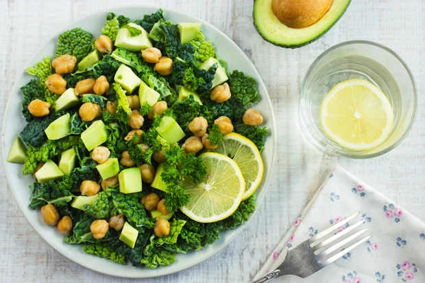 Salat mit Wirsing, Avocado und Kichererbsen