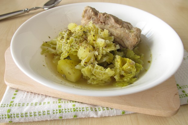 Wirsing mit Kartoffeln und Schweinerippchen