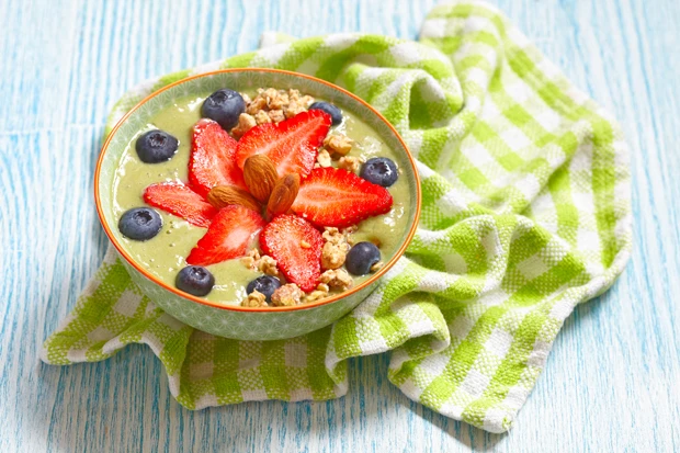 Matcha Gr&uuml;ntee Mousse mit Beeren