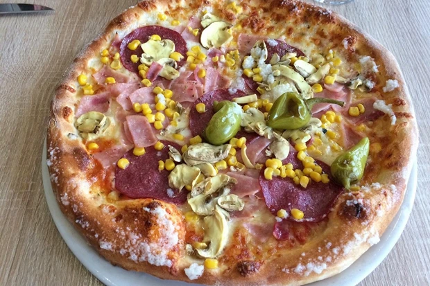 Bunt-belegte Pizza