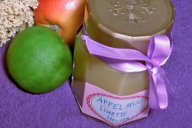 Hollerblüten-Apfelmus mit Limetten