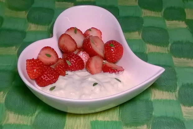 Erdbeeren-Waldmeister-Joghurt