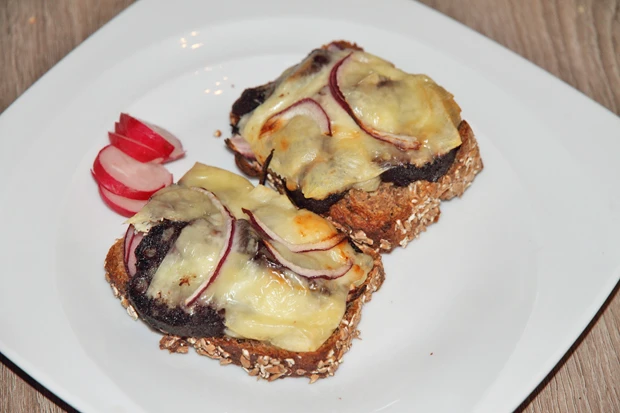 Blunzntoast mit Bierk&auml;se