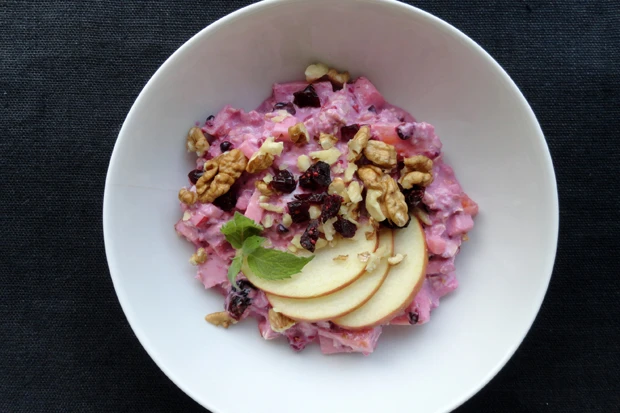 Herbstliches M&uuml;sli mit Heidelbeerjoghurt, Cranberries und N&uuml;ssen