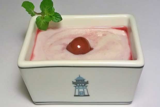 Grießkoch mit Weichselsirup