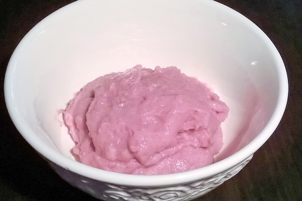 Grießkoch mit Weichselsirup