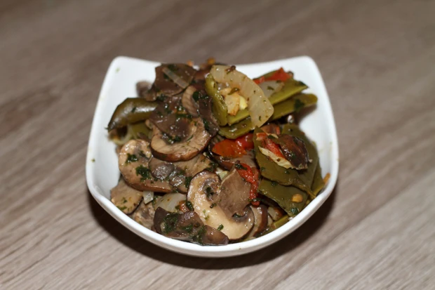 R&ouml;stgem&uuml;se mit Champignons und breiten Bohnen