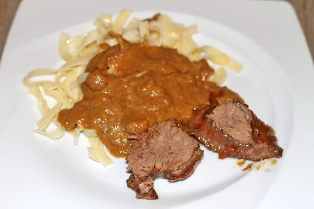 Geschmorter Rinderbraten mit Wurzelrahmsauce